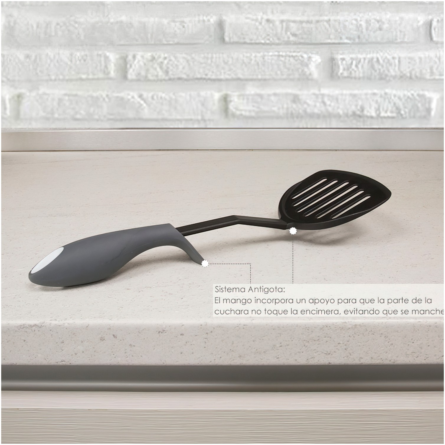 Espatula Rasera Cocina Nylon Con Mango Antigotas Engomado 34,5 x 11 cm.