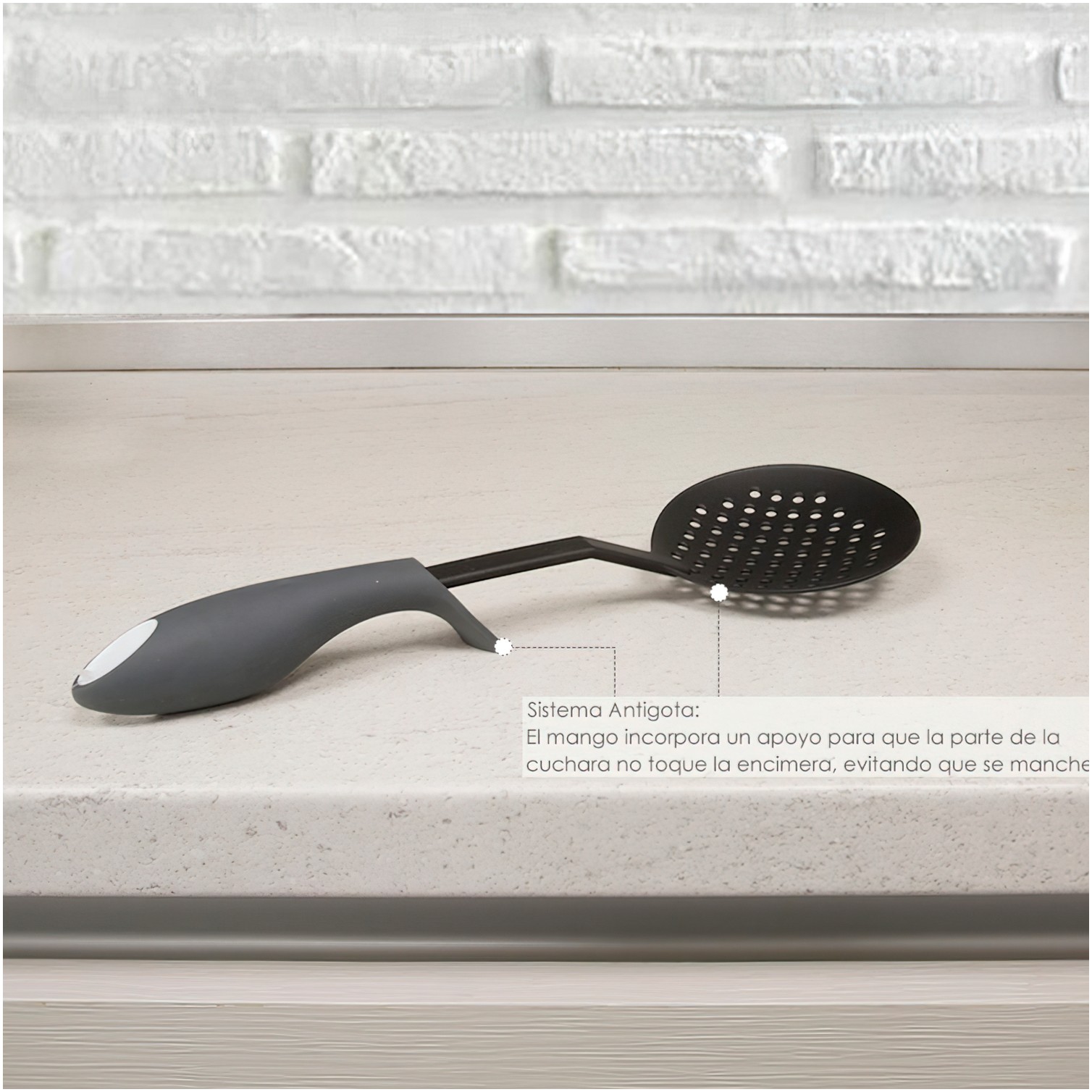 Espumadera Cocina Nylon Con Mango Antigotas Engomado 35 x 11,7 cm.