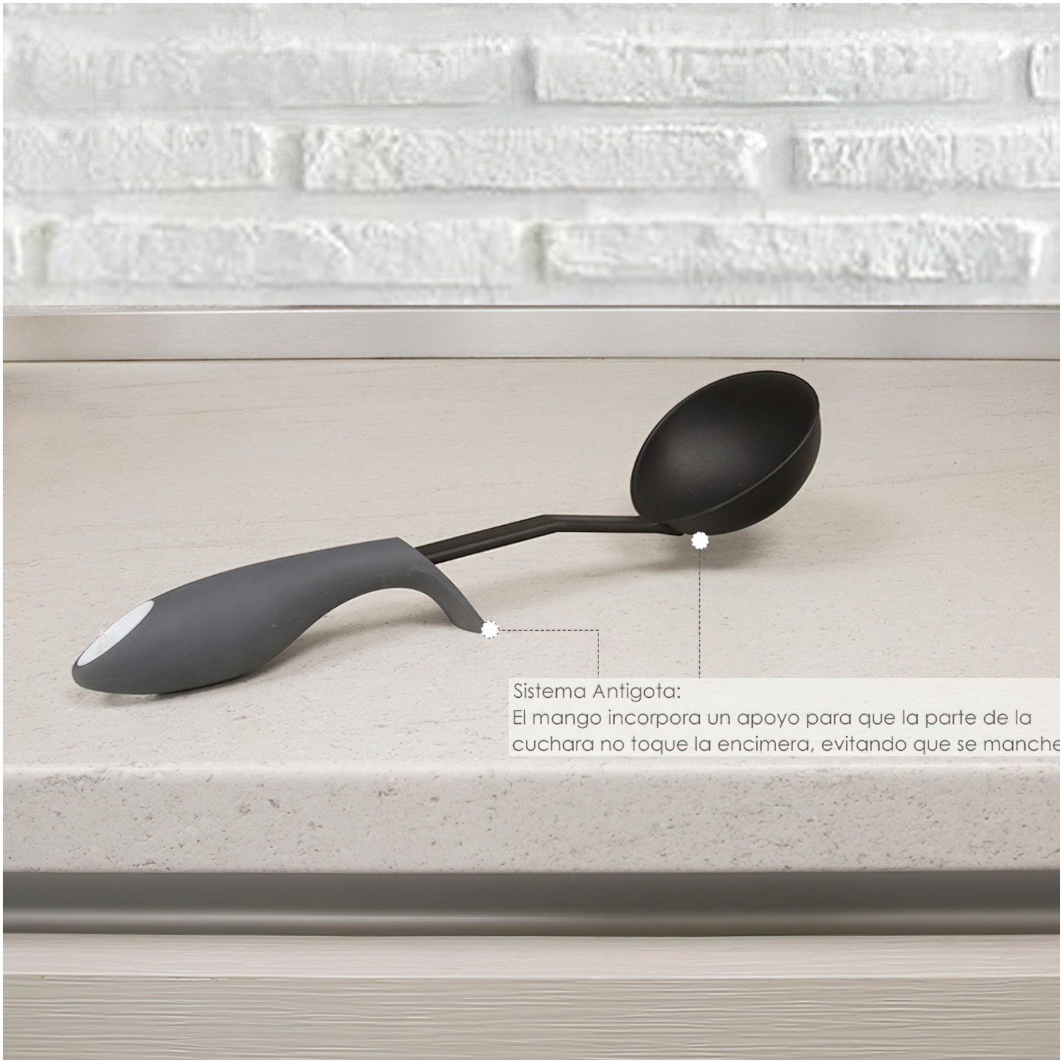 Cucharon Servir Cocina Nylon Con Mango Antigotas Engomado 32 x 9,8 cm.